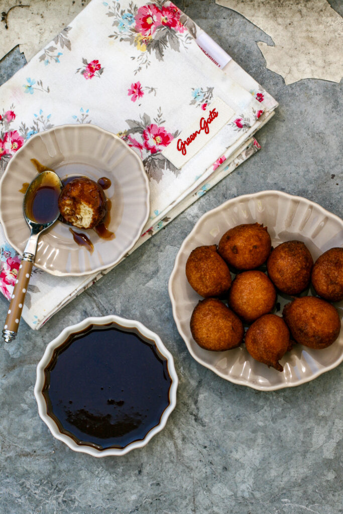 Orangen-Ricotta-Krapfen mit Karamellsauce