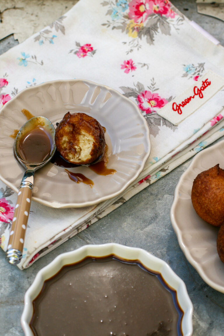Orangen-Ricotta-Krapfen mit Karamellsauce